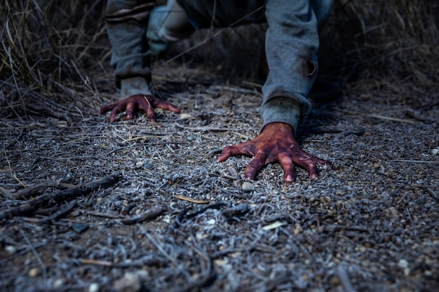 Zombie masculino espeluznante al aire libre