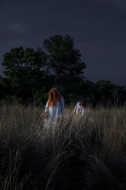 Zombie mujer espeluznante al aire libre