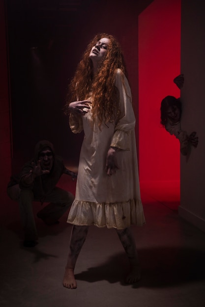Foto gratuita zombie mujer jengibre espeluznante en un vestido