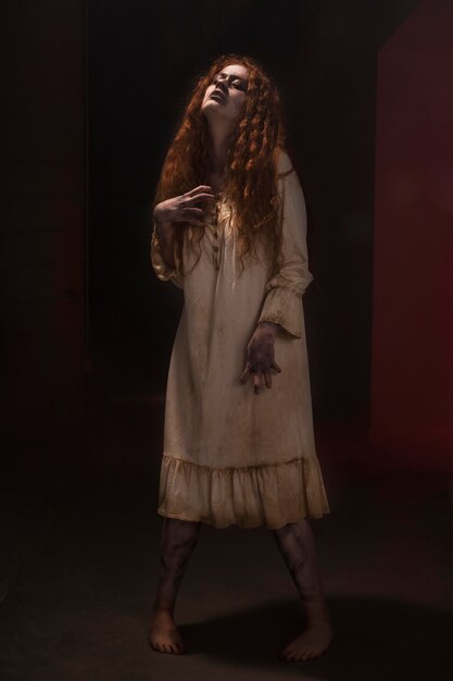 Zombie mujer jengibre espeluznante en un vestido