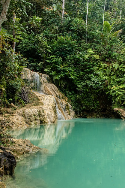 Foto gratuita zona de baño vacía de agua turquesa con la cascada mudal