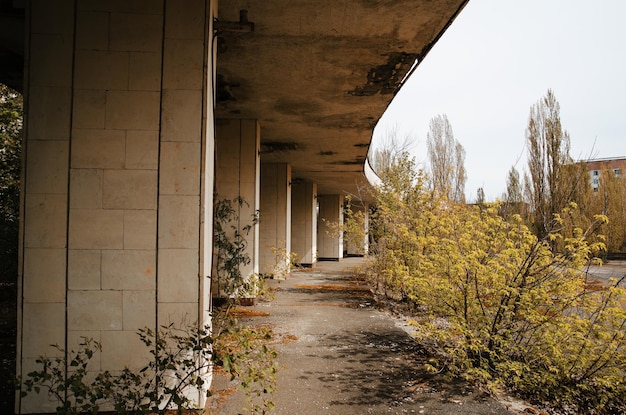 Zona de exclusión de Chernobyl con ruinas de la ciudad abandonada de Pripyat, zona de ciudad fantasma de radiactividad
