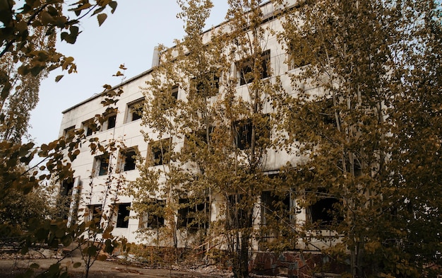Foto gratuita zona de exclusión de chernobyl con ruinas de la ciudad abandonada de pripyat, zona de ciudad fantasma de radiactividad