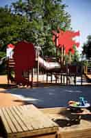Foto gratuita zona de juegos exterior limpia para niños