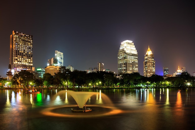 Foto gratuita zona de negocios moderna por la noche en bangkok, tailandia