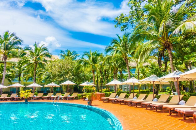 Zona de relax en la piscina