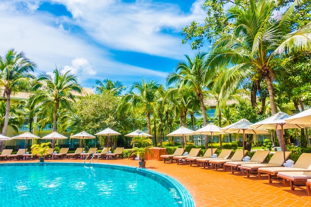 Zona de relax en la piscina