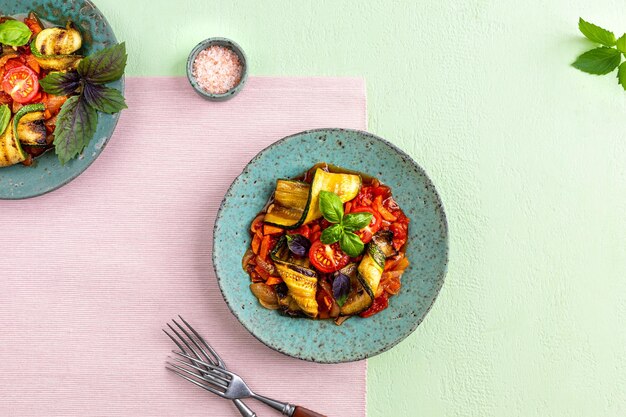 Zucchini a la parrilla con verduras en salsa de tomate el concepto de comida vegetariana