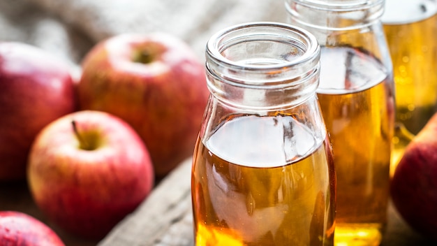 Foto gratuita zumo de manzana fresca cerca de tiro