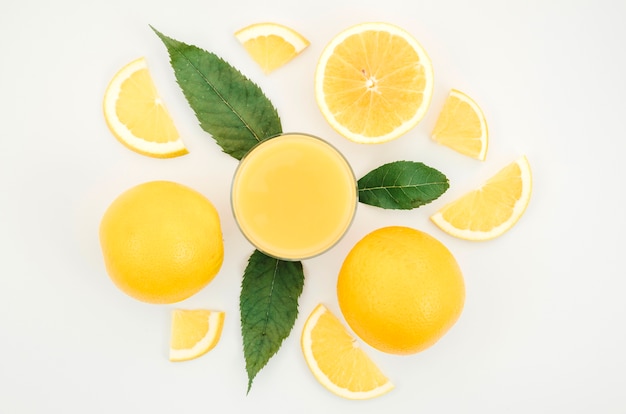 Foto gratuita zumo de naranja casero en la mesa