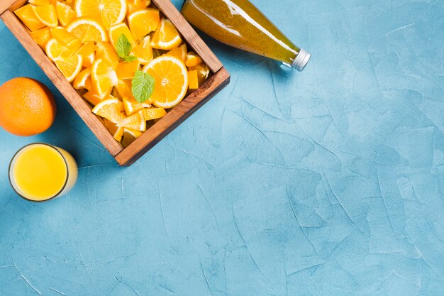 Zumo de naranja y fruta con copia espacio.