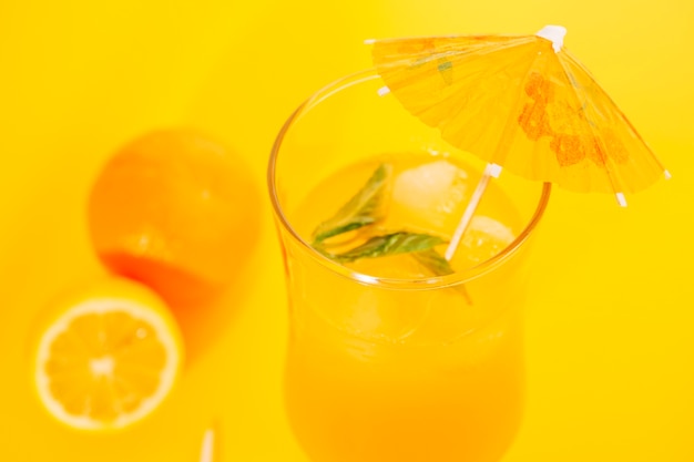 Zumo de naranja con menta en copa huracán.