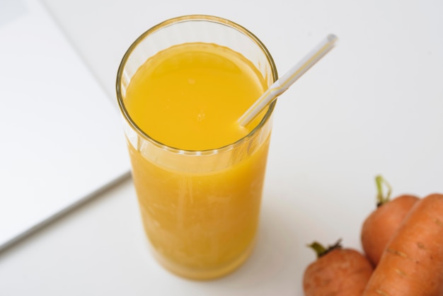 Foto gratuita zumo de naranja refrescante y zanahoria