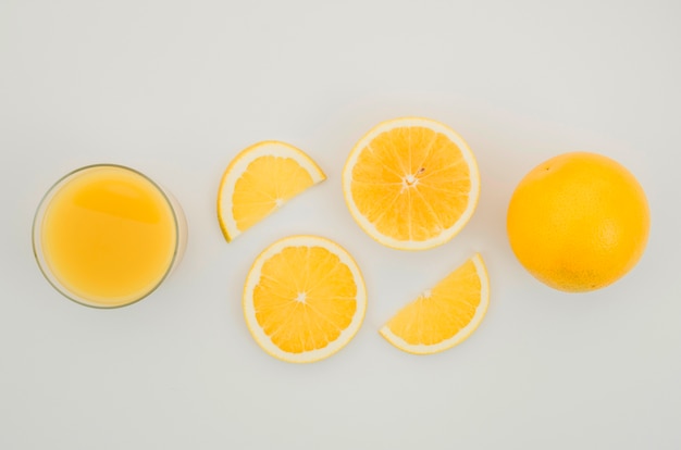 Zumo de naranja y rodajas en la mesa