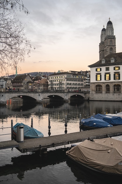 Zurich, Suiza con el puente Munsterbrucke sobre el río Limmat