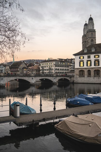 Zurich, Suiza con el puente Munsterbrucke sobre el río Limmat
