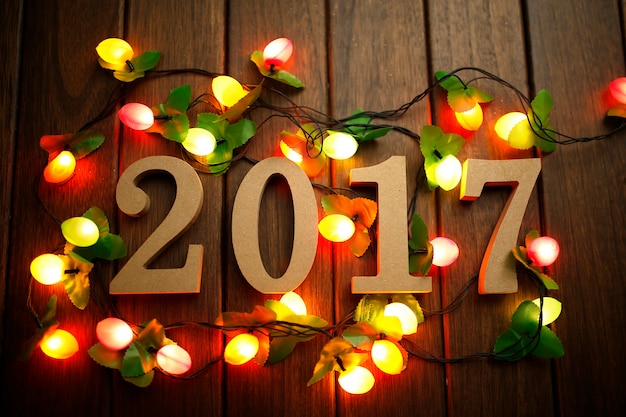 2017 Felice Anno Nuovo, figure di legno e luci lampeggianti sul retro desktop