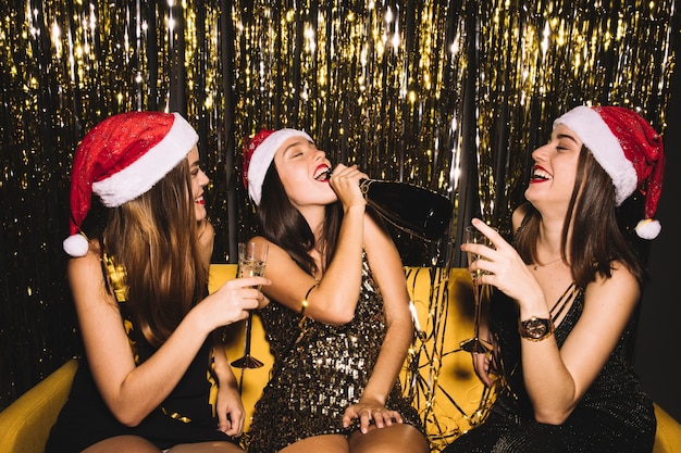 2018 celebrazione di nuovo anno con le ragazze bere champagne