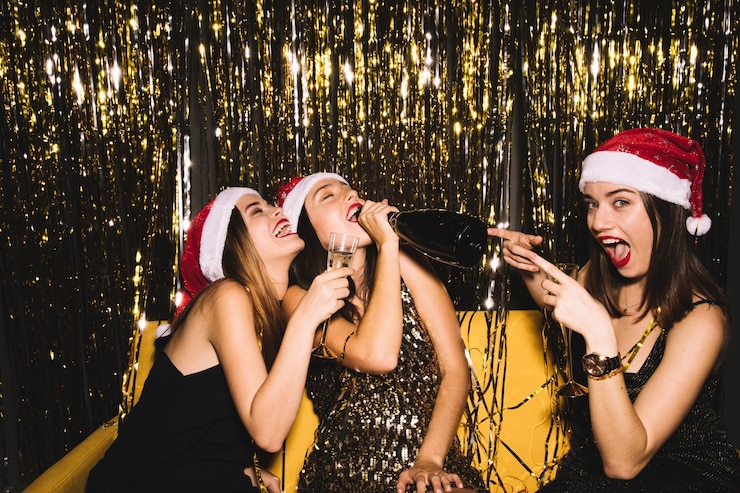 Foto gratuito 2018 celebrazione di nuovo anno con le ragazze bere fuori dalla bottiglia