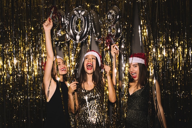 2018 festa di nuovo anno con tre ragazze ballano