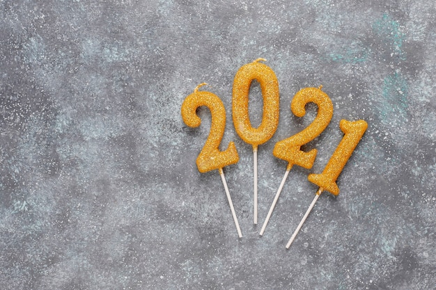 2021 anno fatto di candele.Concetto di celebrazione del nuovo anno.