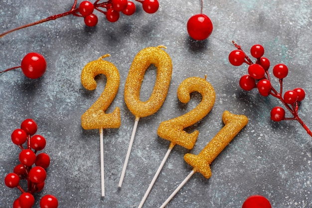 2021 anno fatto di candele.Concetto di celebrazione del nuovo anno.