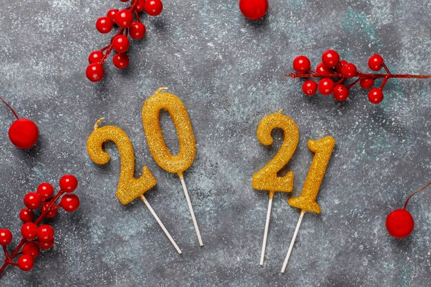 2021 anno fatto di candele.Concetto di celebrazione del nuovo anno.