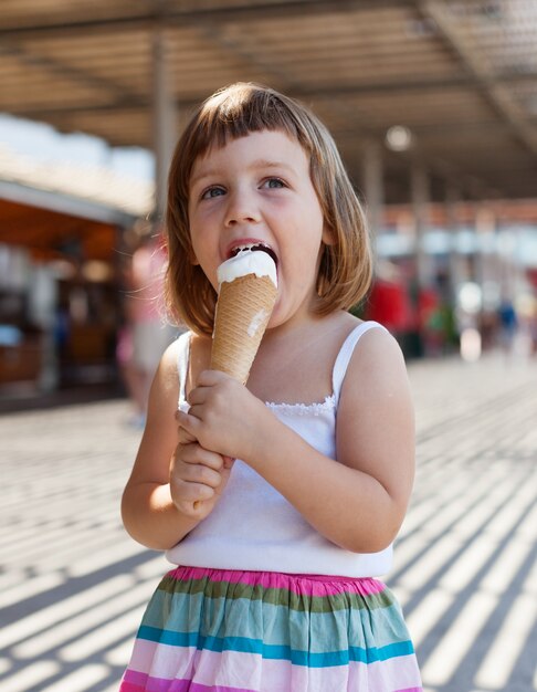 3 anni bambino che mangia gelato