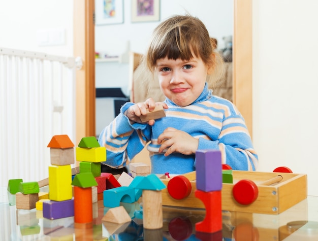 3 anni di bambino che gioca con i giocattoli in casa