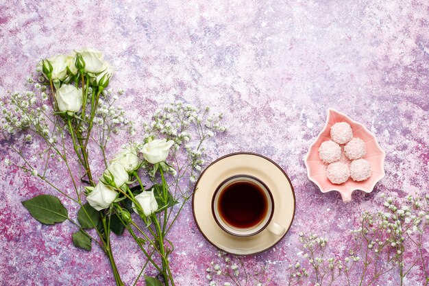 8 marzo Biglietto festa della donna con fiori bianchi, dolci e una tazza di tè