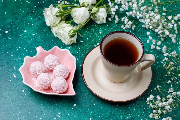 8 marzo Biglietto festa della donna con fiori bianchi, dolci e una tazza di tè