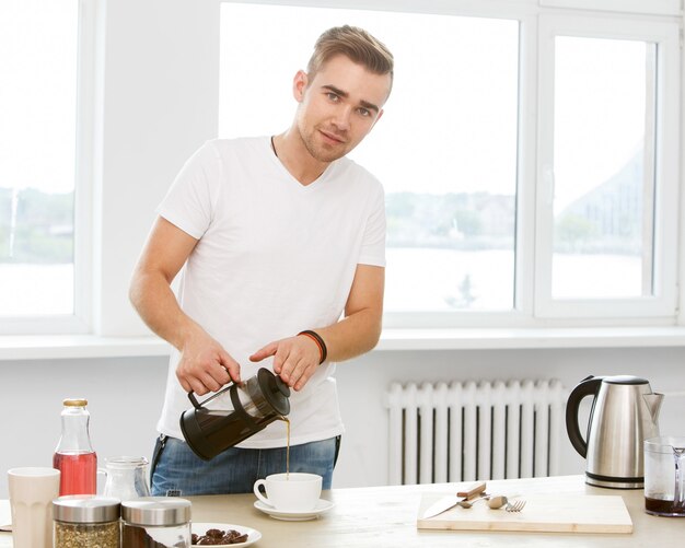 A casa, mattina. Uomo con una tazza di caffè