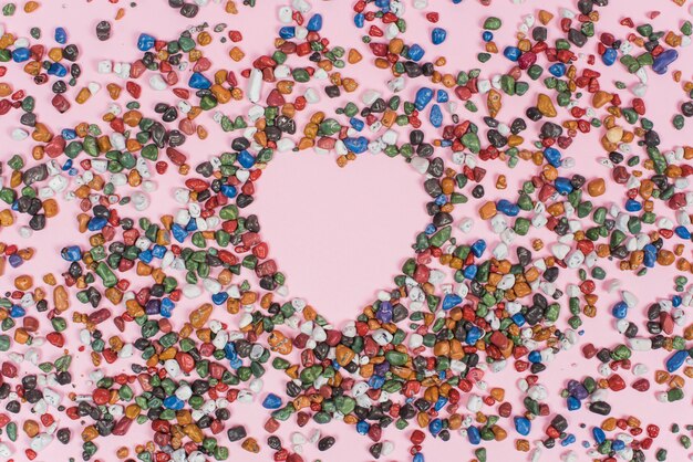 A forma di cuore da piccole pietre sul tavolo