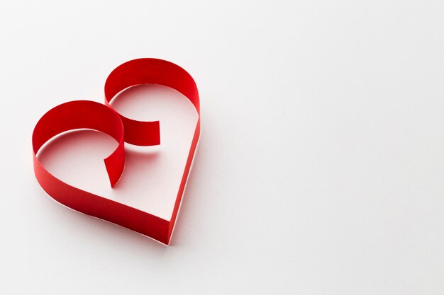 A forma di cuore di carta con copia spazio per San Valentino