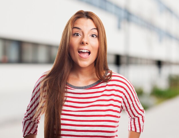 Abbastanza donna dai capelli lunghi che canta