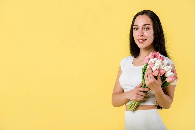 Abbastanza femminile con tulipani bianchi e rosa