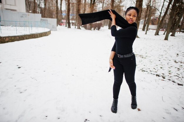 Abbigliamento donna africana in tutta la posa nera nella giornata invernale in Europa