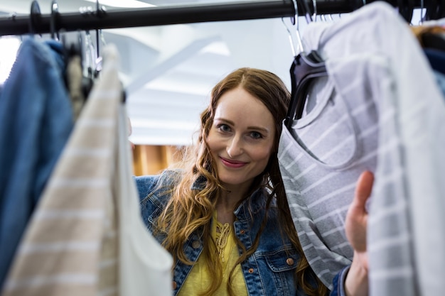 Abbigliamento donna scegliendo tra i vestiti cremagliera