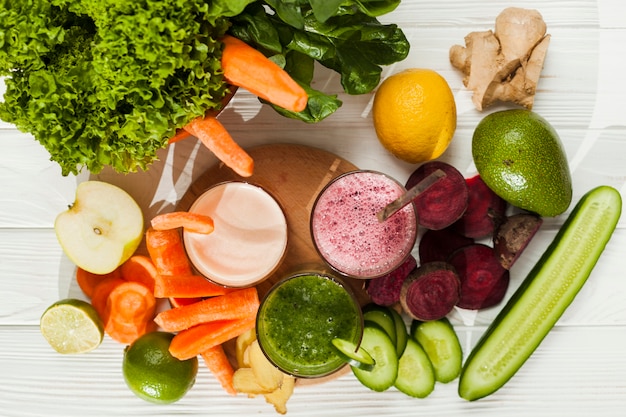 Abbondanza di frutta e verdura con succo