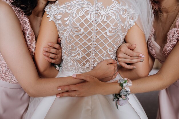 Abbracci da sposa con le sue damigelle