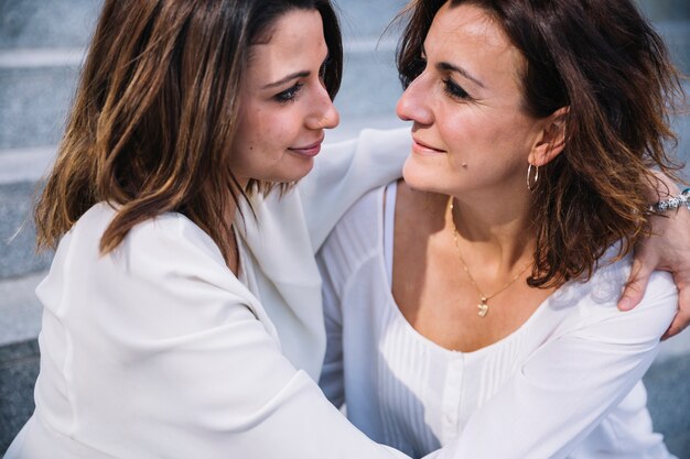 Abbracciando le donne che si guardano l&#39;un l&#39;altro