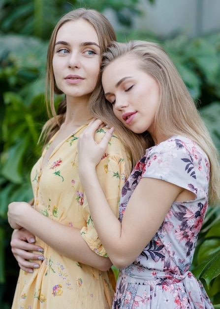 Abbracciare delle giovani donne di vista laterale