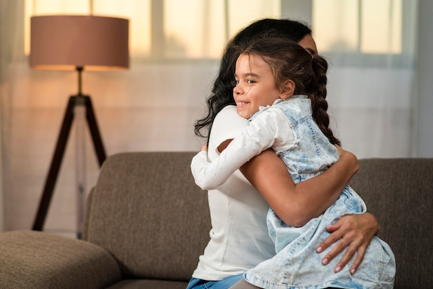 Abbracciare figlia e madre