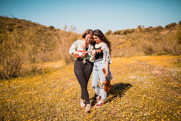 Abbracciare le donne giocando a ukulele