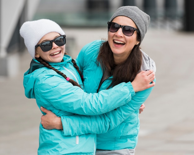 Abbracciare madre e figlia