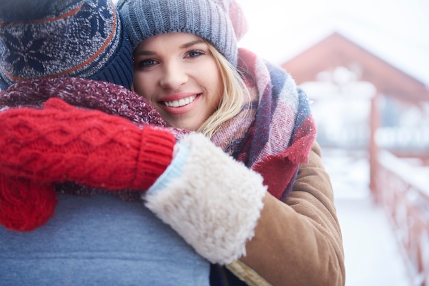 Abbracciare nella giornata invernale