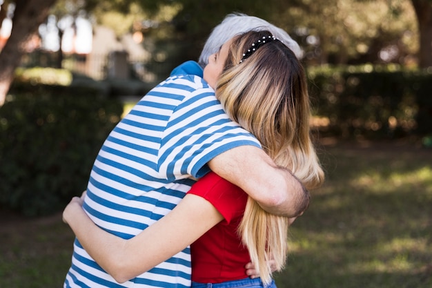 Abbracciare padre e figlia