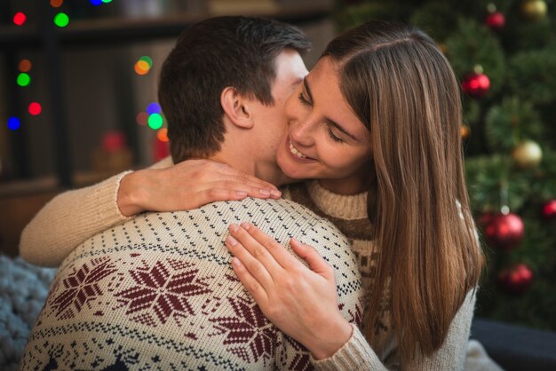 Abbracciare sveglio delle coppie di natale