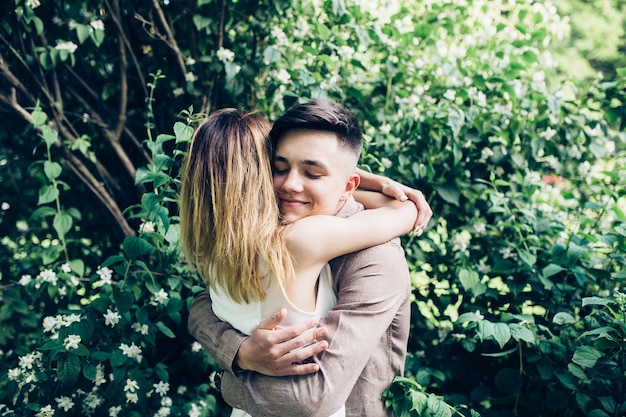 Abbracciare uomo e donna nel parco