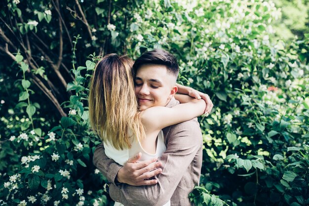 Abbracciare uomo e donna nel parco